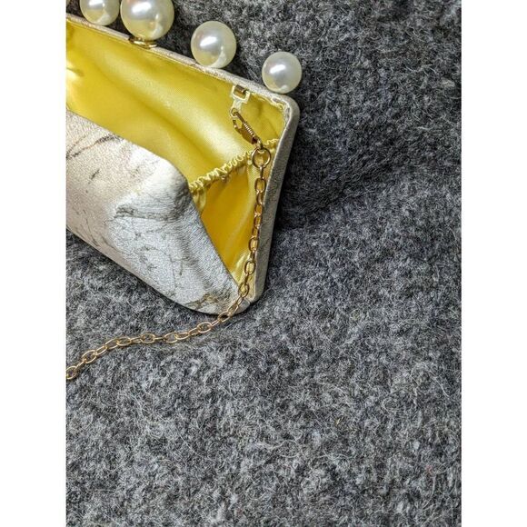 Vintage clutch with faux pearl accents and a gold tone chain strap - Picture 9 of 11